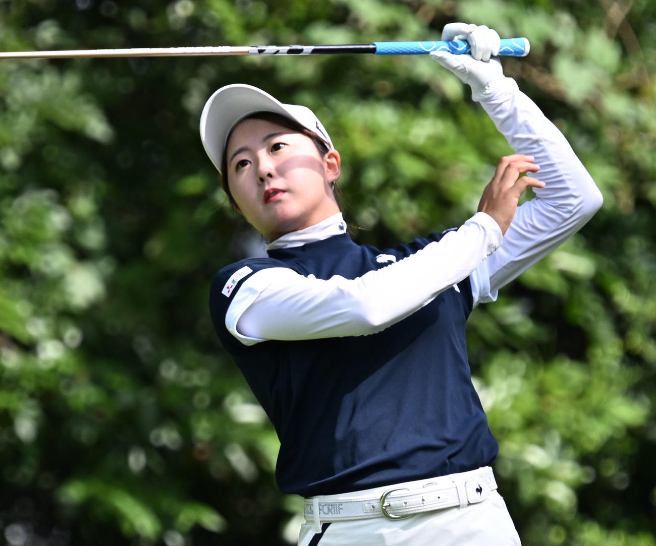 ソニー日本女子プロゴルフ選手権大会第2日、13番でティーショットを放つ稲垣那奈子（撮影・千葉一成）