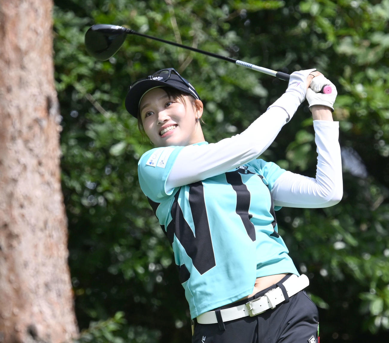 ソニー日本女子プロゴルフ選手権大会第2日、13番でティーショットを放つ手束雅（撮影・千葉一成）