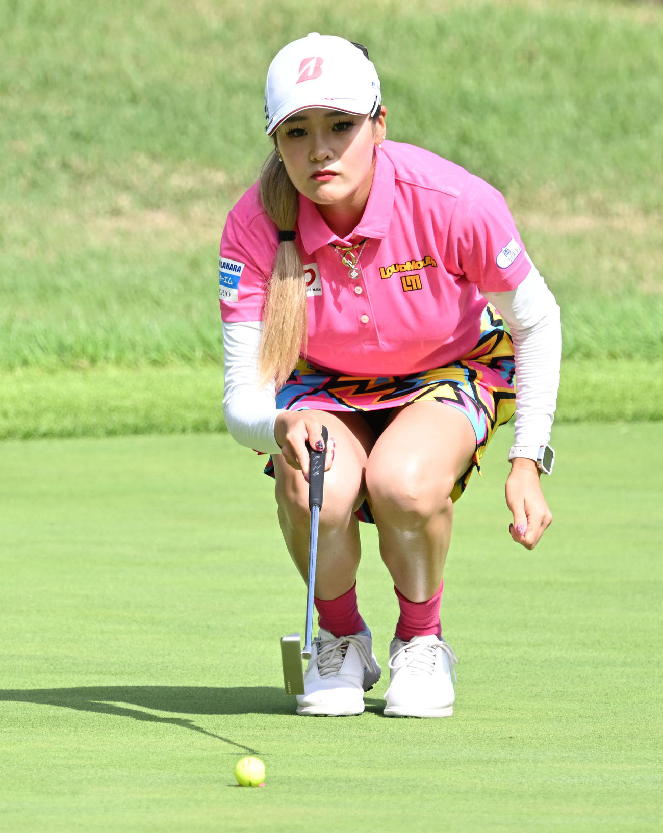 ソニー日本女子プロゴルフ選手権大会第2日、12番でラインを読む桑木志帆（撮影・千葉一成）