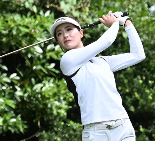 ソニー日本女子プロゴルフ選手権大会第2日、13番でティーショットを放つ青木香奈子（撮影・千葉一成）