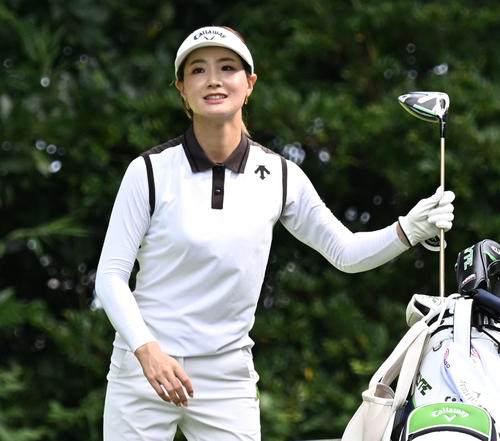 ソニー日本女子プロゴルフ選手権大会第2日、13番でティーショットに臨む青木香奈子（撮影・千葉一成）