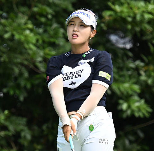 ソニー日本女子プロゴルフ選手権大会第2日、13番でティーショットを放ち舌を出すパク・ヒョンギョン（撮影・千葉一成）