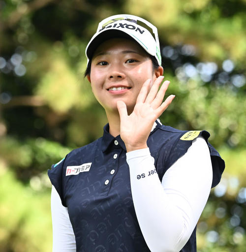 ソニー日本女子プロゴルフ選手権大会第2日、13番でティーショットを放ち移動する菅楓華（撮影・千葉一成）