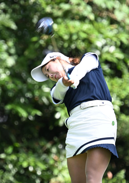 ソニー日本女子プロゴルフ選手権大会第2日、13番でティーショットを放つ稲垣那奈子（撮影・千葉一成）