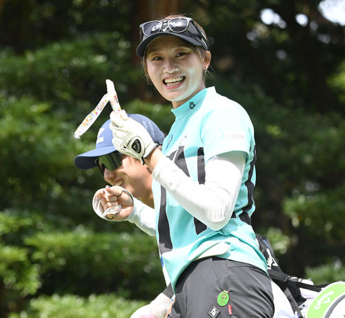ソニー日本女子プロゴルフ選手権大会第2日、13番でティーショットを放ちおやつを手に移動手束雅（撮影・千葉一成）