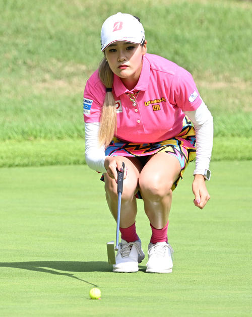 ソニー日本女子プロゴルフ選手権大会第2日、12番でラインを読む桑木志帆（撮影・千葉一成）