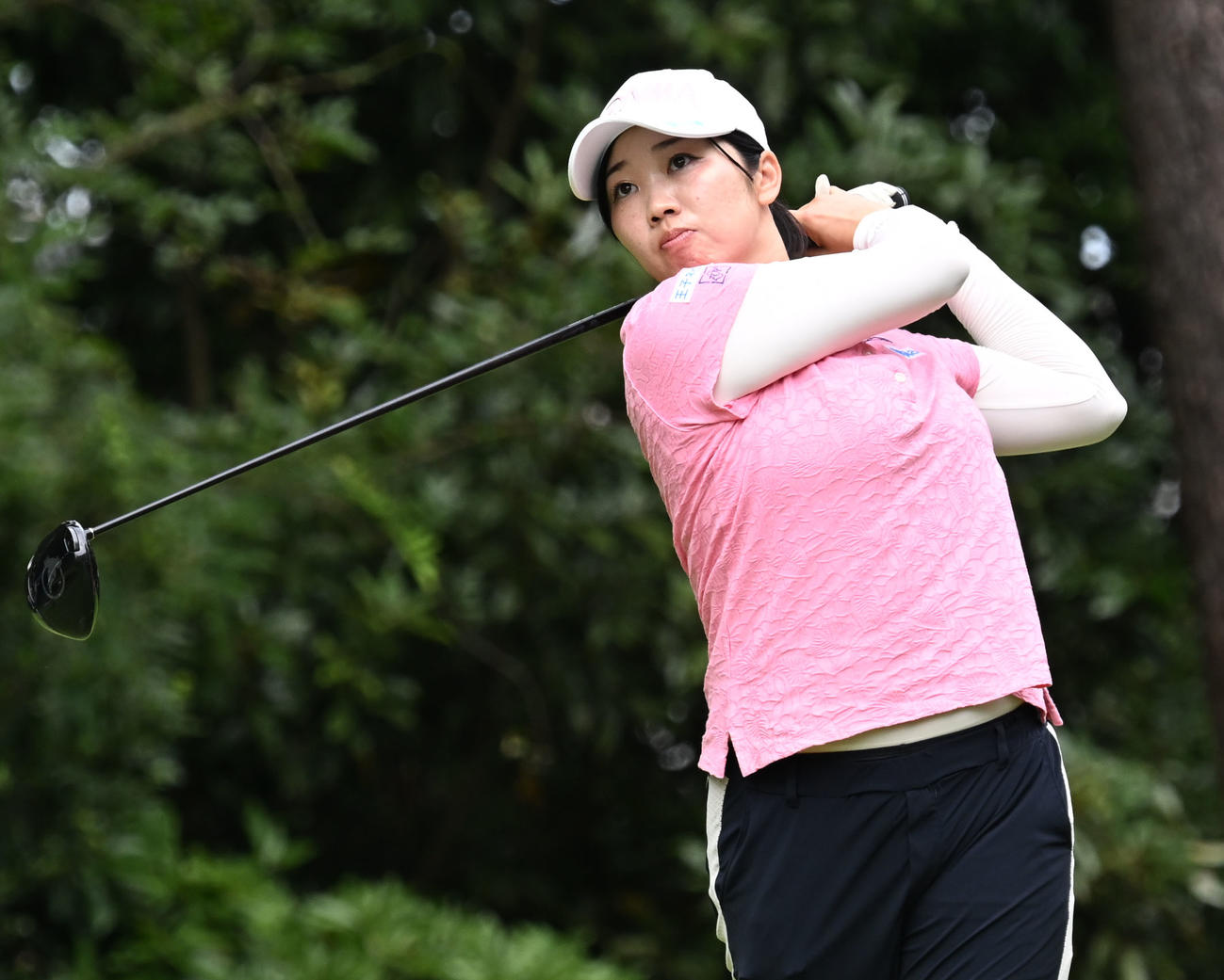 ソニー日本女子プロゴルフ選手権大会第2日、13番でティーショットを放つ葭葉ルミ（撮影・千葉一成）