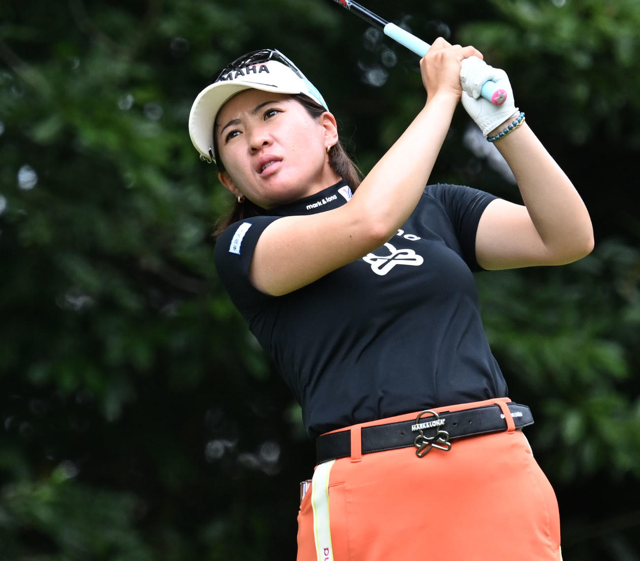 ソニー日本女子プロゴルフ選手権大会第2日、13番でティーショットを放つ永井花奈（撮影・千葉一成）
