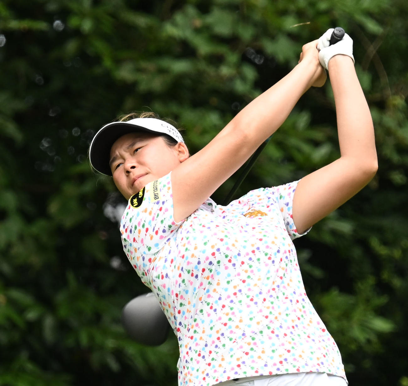 ソニー日本女子プロゴルフ選手権大会第2日、13番でティーショットを放つトリチャット・チェーングラブ