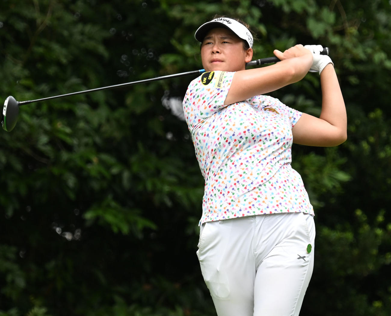 ソニー日本女子プロゴルフ選手権大会第2日、13番でティーショットを放つトリチャット・チェーングラブ