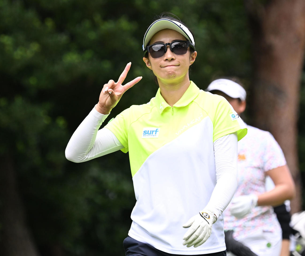 ソニー日本女子プロゴルフ選手権大会第2日、13番でティーショットを放ち移動する篠崎愛（撮影・千葉一成）