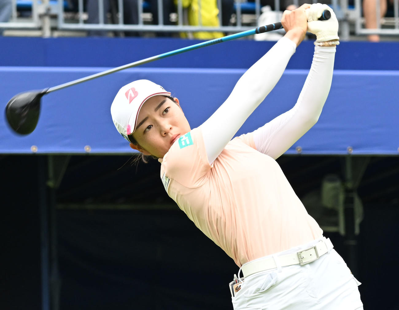 ソニー日本女子プロゴルフ選手権大会第2日、1番でティーショットを放つ佐藤心結（撮影・千葉一成）