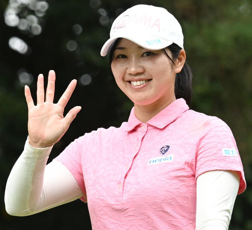 ソニー日本女子プロゴルフ選手権大会第2日、13番でティーショットを放ち移動する葭葉ルミ（撮影・千葉一成）