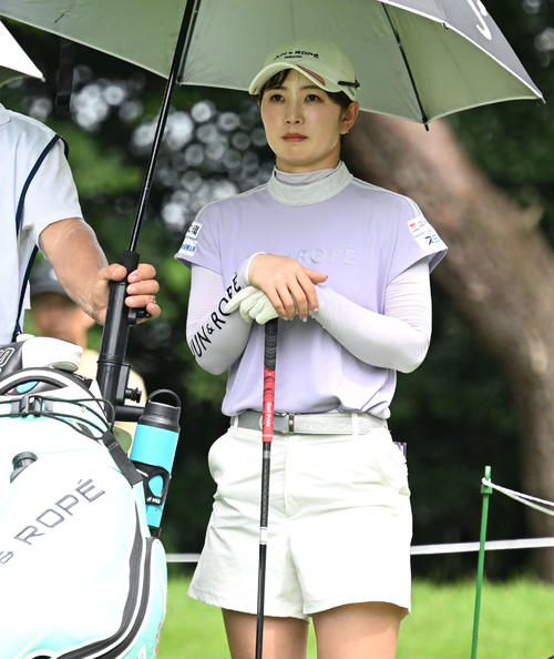 ソニー日本女子プロゴルフ選手権大会第2日、13番でティーショットを前に待機する蛭田みな美（撮影・千葉一成）