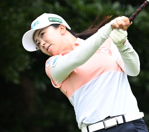 ソニー日本女子プロゴルフ選手権大会第2日、13番でティーショットを放つ堀琴音（撮影・千葉一成）