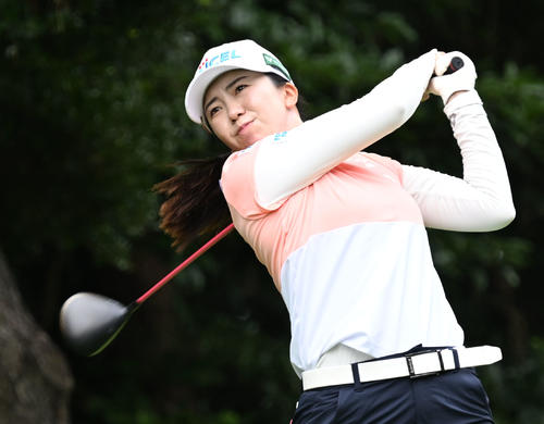ソニー日本女子プロゴルフ選手権大会第2日、13番でティーショットを放つ堀琴音（撮影・千葉一成）