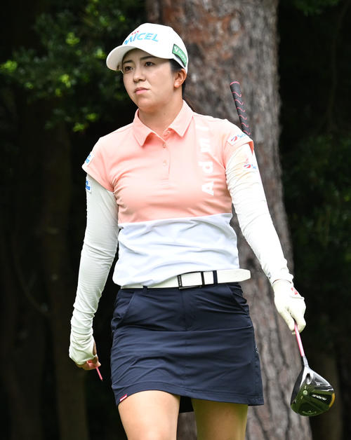 ソニー日本女子プロゴルフ選手権大会第2日、13番でティーショットを放ち移動する堀琴音（撮影・千葉一成）