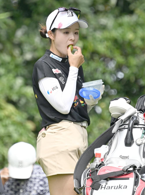ソニー日本女子プロゴルフ選手権大会第2日、13番でティーショットを前にフルーツを口にする川崎春花（撮影・千葉一成）
