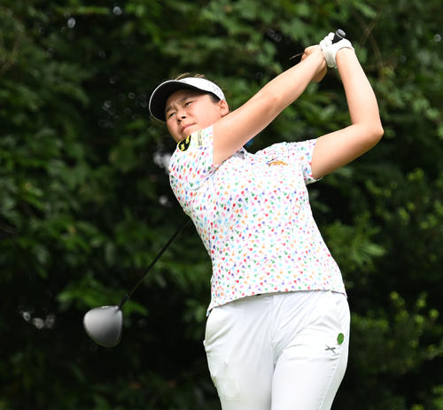ソニー日本女子プロゴルフ選手権大会第2日、13番でティーショットを放つトリチャット・チェーングラブ