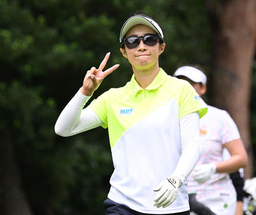 ソニー日本女子プロゴルフ選手権大会第2日、13番でティーショットを放ち移動する篠崎愛（撮影・千葉一成）