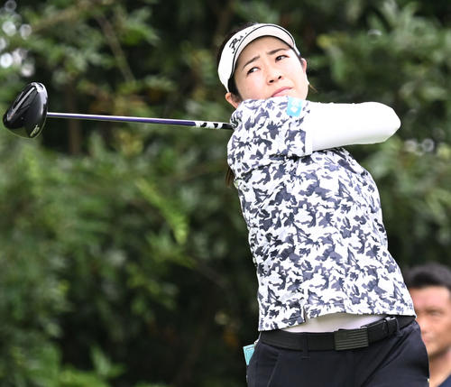 ソニー日本女子プロゴルフ選手権大会第2日、13番でティーショットを放つ仲宗根澄香（撮影・千葉一成）