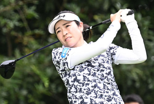 ソニー日本女子プロゴルフ選手権大会第2日、13番でティーショットを放つ仲宗根澄香（撮影・千葉一成）