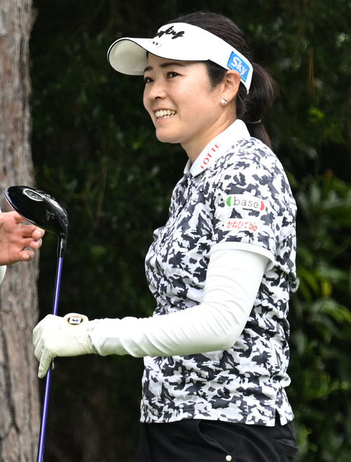 ソニー日本女子プロゴルフ選手権大会第2日、13番でティーショットを放ち笑顔を見せる仲宗根澄香（撮影・千葉一成）