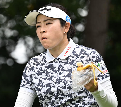 ソニー日本女子プロゴルフ選手権大会第2日、13番でティーショットを放ちバナナを食べながら移動する仲宗根澄香（撮影・千葉一成）