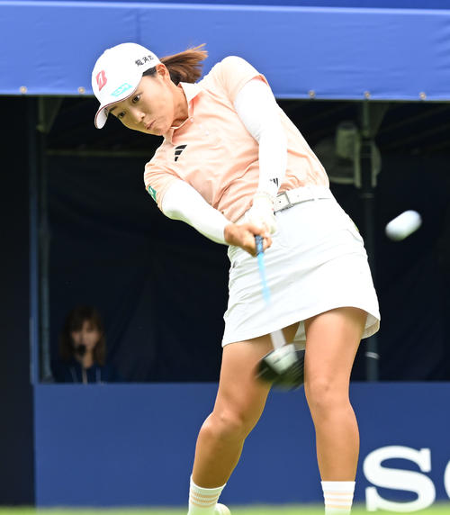 ソニー日本女子プロゴルフ選手権大会第2日、1番でティーショットを放つ佐藤心結（撮影・千葉一成）