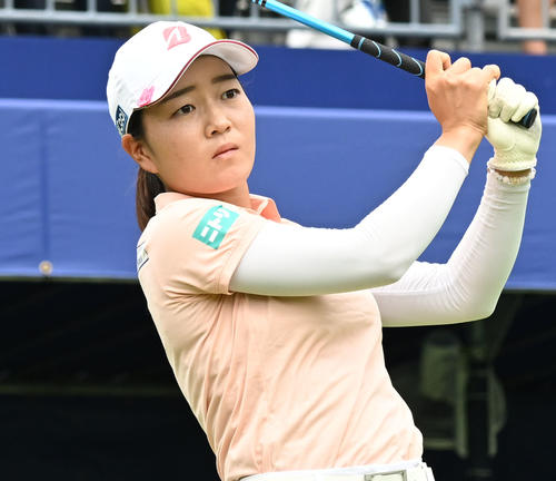 ソニー日本女子プロゴルフ選手権大会第2日、1番でティーショットを放つ佐藤心結（撮影・千葉一成）