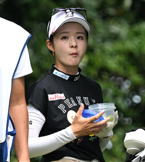 ソニー日本女子プロゴルフ選手権大会第2日、13番でティーショットを前にフルーツを口にする川崎春花（撮影・千葉一成）