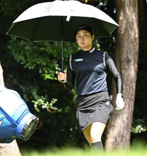 ソニー日本女子プロゴルフ選手権大会第2日、13番でティーショットを放ち移動する西沢歩未（撮影・千葉一成）