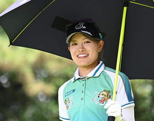 ソニー日本女子プロゴルフ選手権大会第2日、13番でティーショットを放ち移動する一ノ瀬優希（撮影・千葉一成）