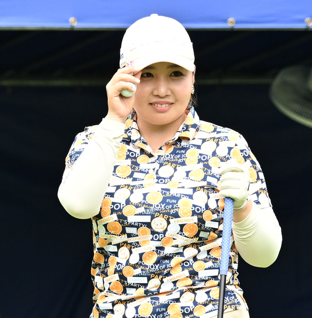 ソニー日本女子プロゴルフ選手権大会第2日、1番でティーショットに臨む小林光希（撮影・千葉一成）