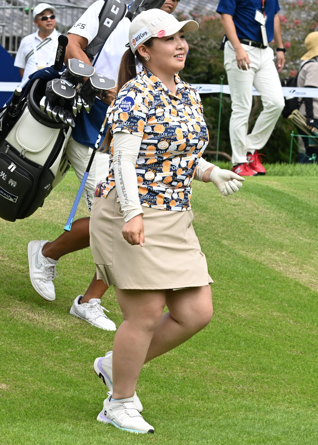 ソニー日本女子プロゴルフ選手権大会第2日、1番でティーショットを放ちリラックスした表情で移動する小林光希（撮影・千葉一成）