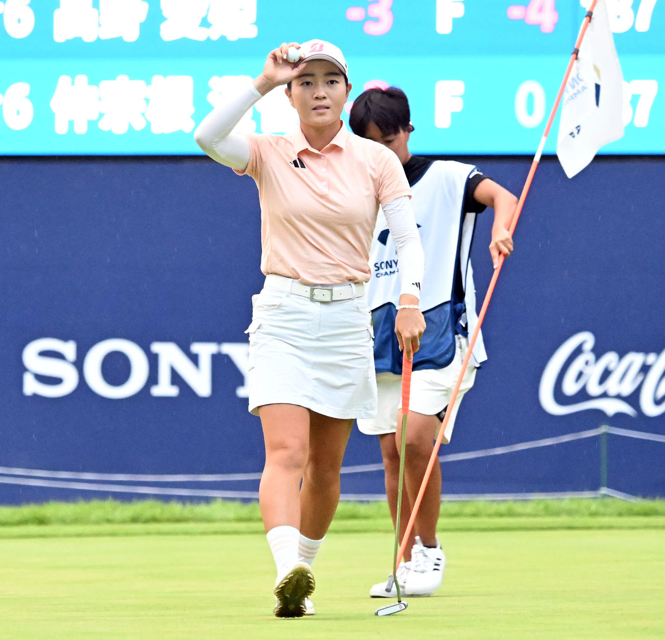 ソニー日本女子プロゴルフ選手権大会第2日、18番でパッドをグリーンに乗せる佐藤心結。通算10アンダーの単独首位でホールアウトした佐藤心結（撮影・千葉一成）