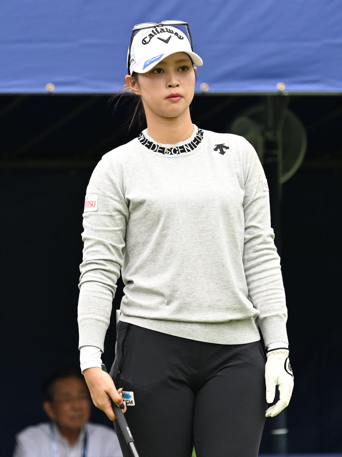 ソニー日本女子プロゴルフ選手権大会第2日、1番でティーショットに臨む柏原明日架（撮影・千葉一成）