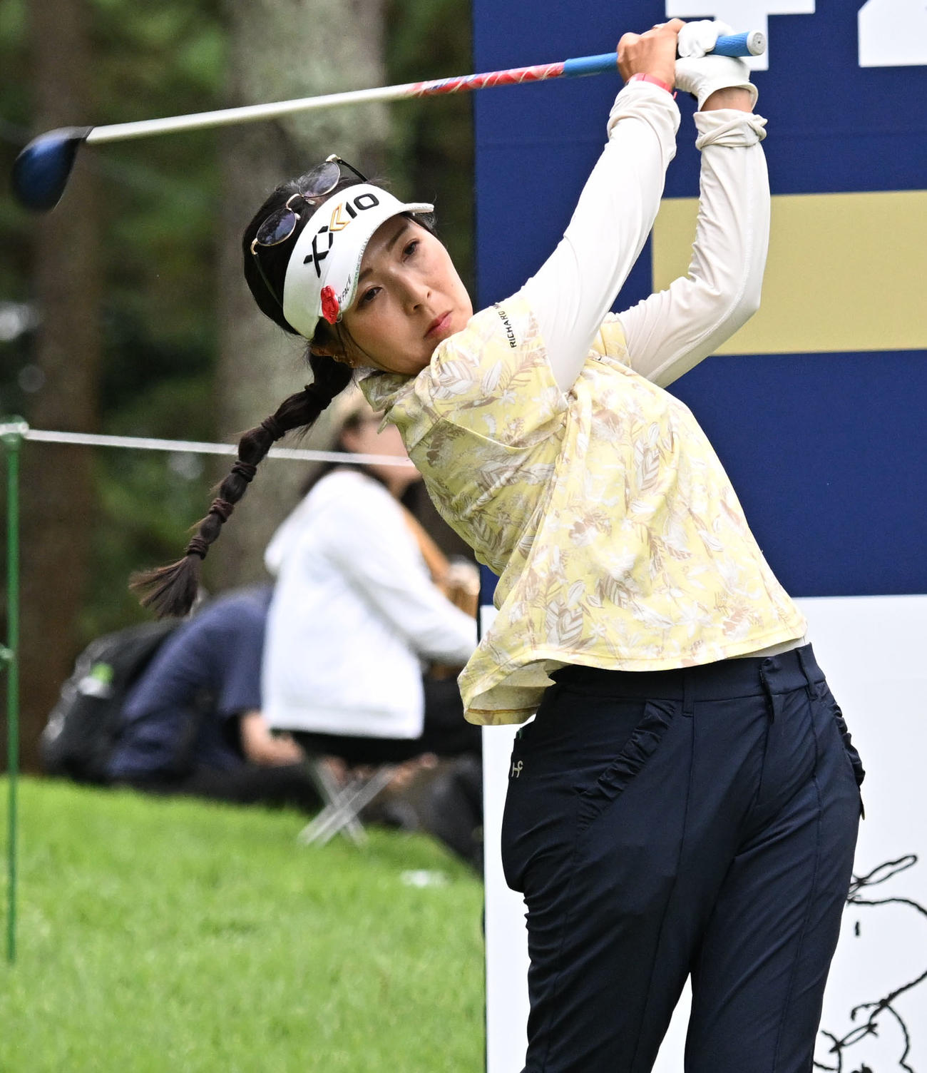 ソニー日本女子プロゴルフ選手権大会第2日、4番でティーショットを放つ青木瀬令奈（撮影・千葉一成）