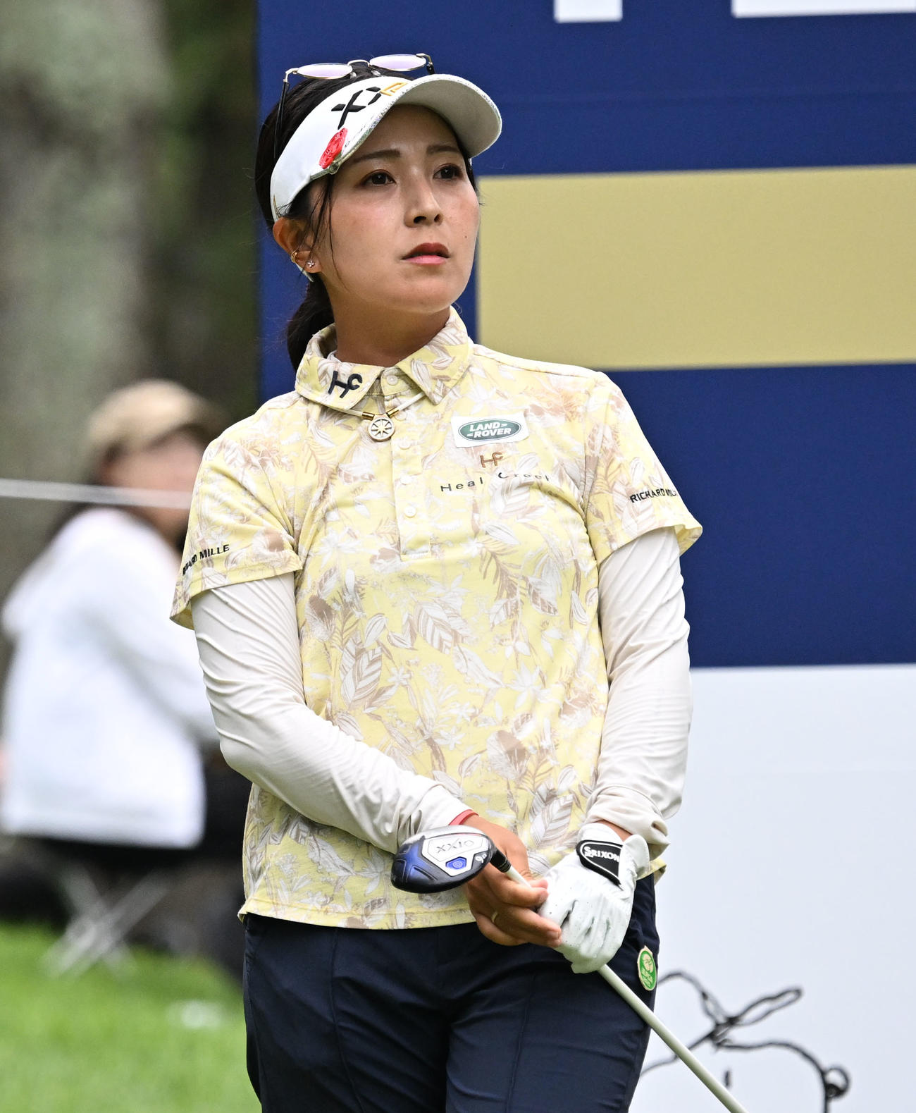 ソニー日本女子プロゴルフ選手権大会第2日、4番でティーショットを放ち打球の行方を見る青木瀬令奈（撮影・千葉一成）