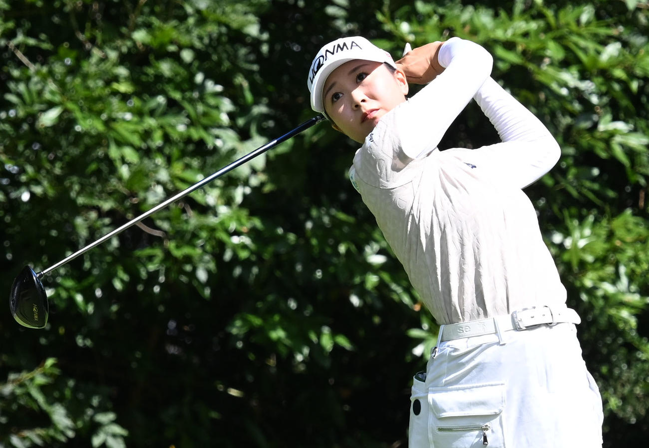 ソニー日本女子プロゴルフ選手権大会第2日、13番でティーショットを放つ金沢志奈（撮影・千葉一成）