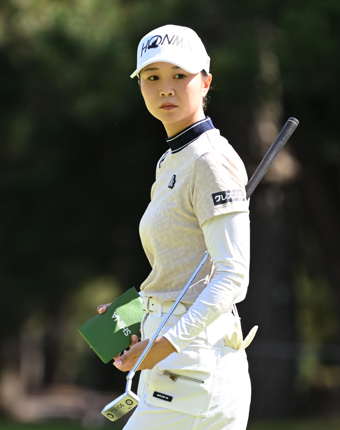 ソニー日本女子プロゴルフ選手権大会第2日、12番でパッドに臨む金沢志奈（撮影・千葉一成）