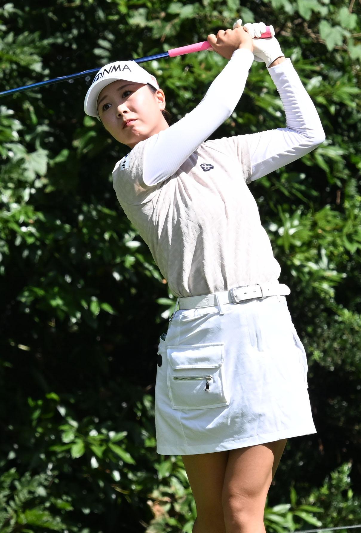 ソニー日本女子プロゴルフ選手権大会第2日、13番でティーショットを放つ金沢志奈（撮影・千葉一成）