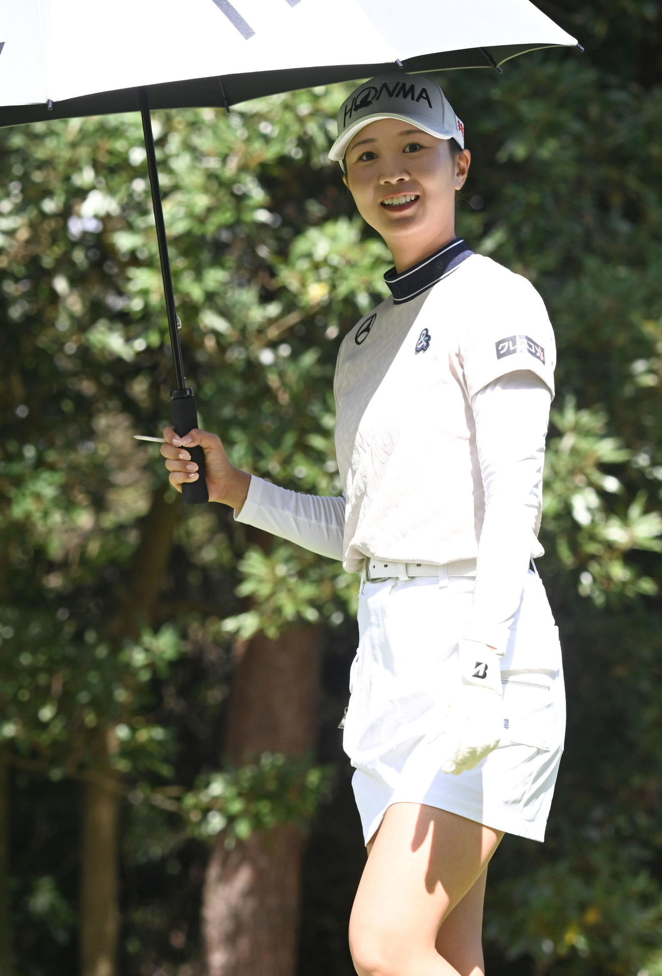 ソニー日本女子プロゴルフ選手権大会第2日、13番でティーショットを放ち移動する金沢志奈（撮影・千葉一成）