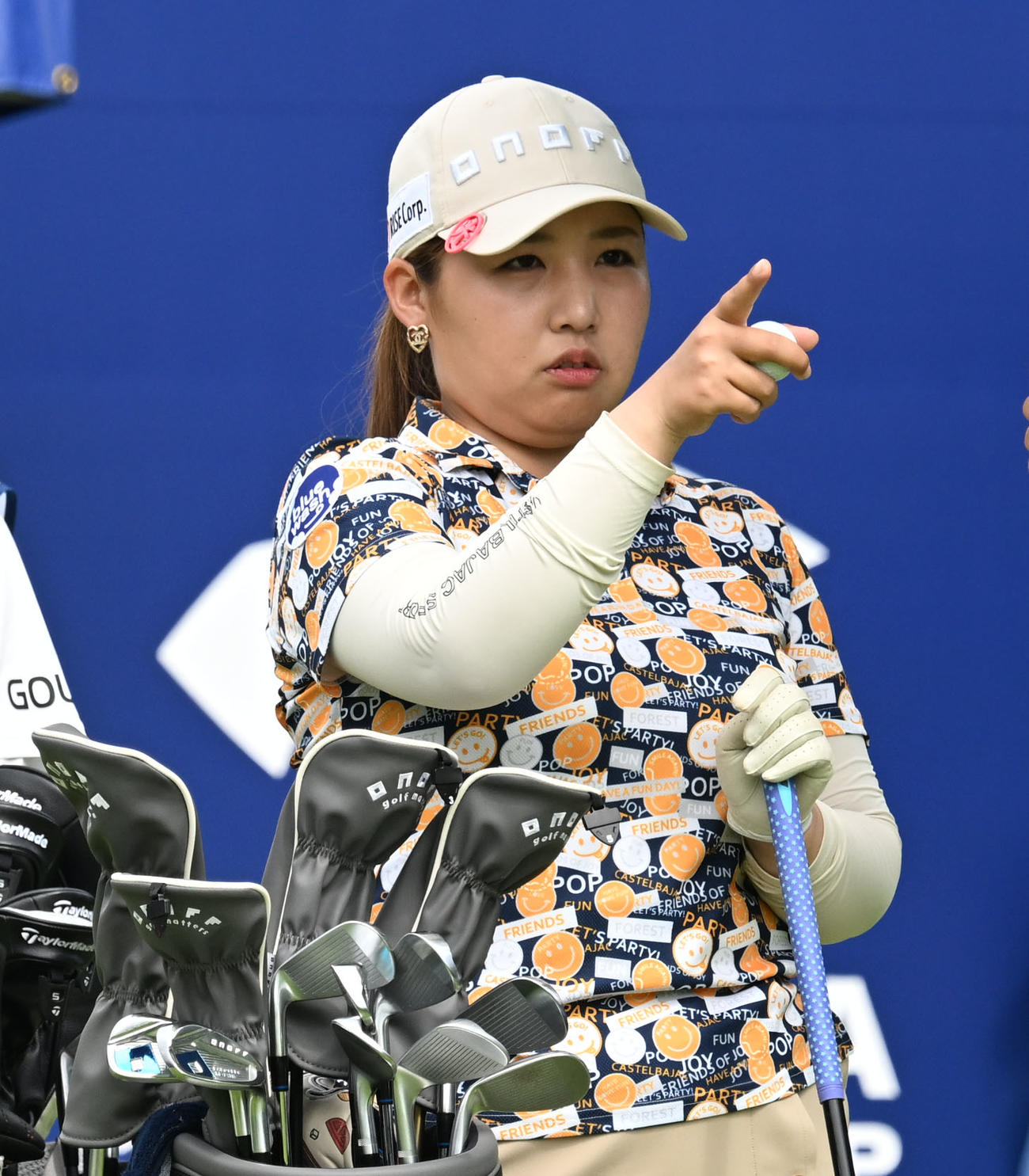 ソニー日本女子プロゴルフ選手権大会第2日、1番でティーショットを前にコースを指さす小林光希（撮影・千葉一成）
