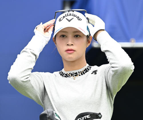 ソニー日本女子プロゴルフ選手権大会第2日、1番でティーショットに臨む柏原明日架（撮影・千葉一成）