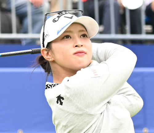 ソニー日本女子プロゴルフ選手権大会第2日、1番でティーショットを放つ柏原明日架（撮影・千葉一成）
