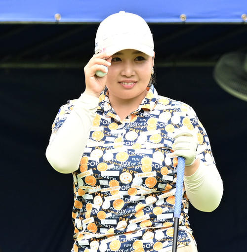 ソニー日本女子プロゴルフ選手権大会第2日、1番でティーショットに臨む小林光希（撮影・千葉一成）