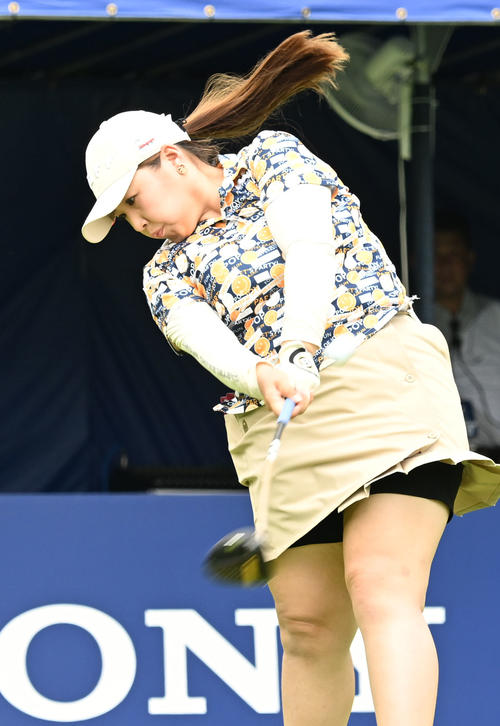 ソニー日本女子プロゴルフ選手権大会第2日、1番でティーショットを放つ小林光希（撮影・千葉一成）