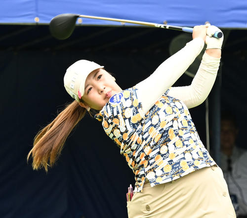 ソニー日本女子プロゴルフ選手権大会第2日、1番でティーショットを放つ小林光希（撮影・千葉一成）