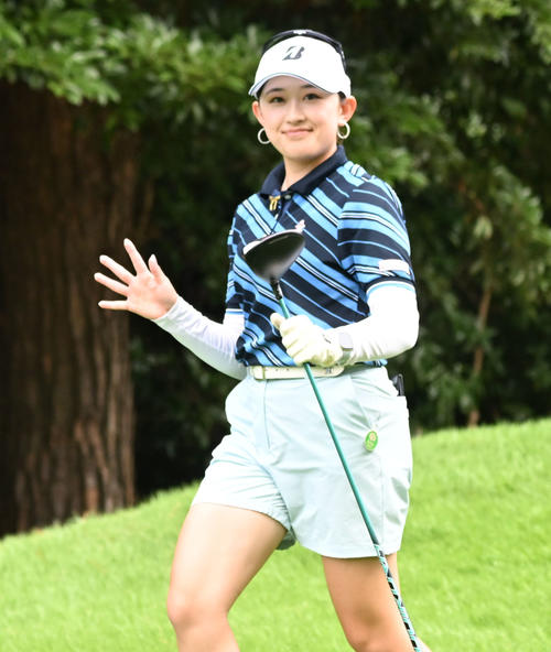 ソニー日本女子プロゴルフ選手権大会第2日、13番でティーショットを放ち手を振りながら移動する加藤麗奈（撮影・千葉一成）